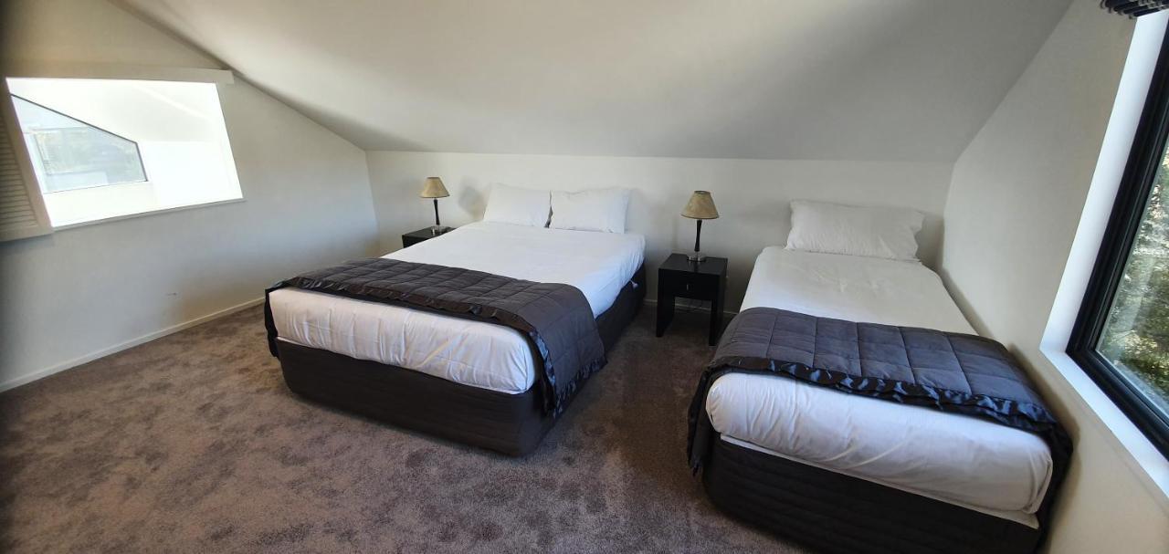 The Moorings Motel And Apartments Wanaka Bagian luar foto
