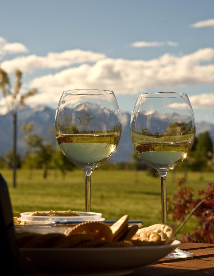 The Moorings Motel And Apartments Wanaka Bagian luar foto