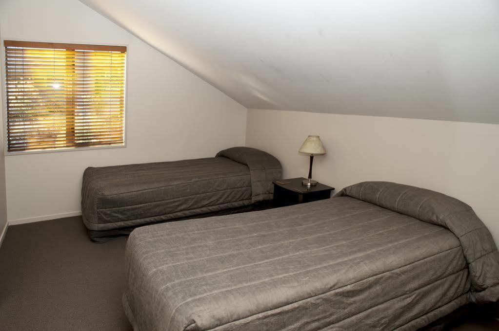 The Moorings Motel And Apartments Wanaka Bagian luar foto