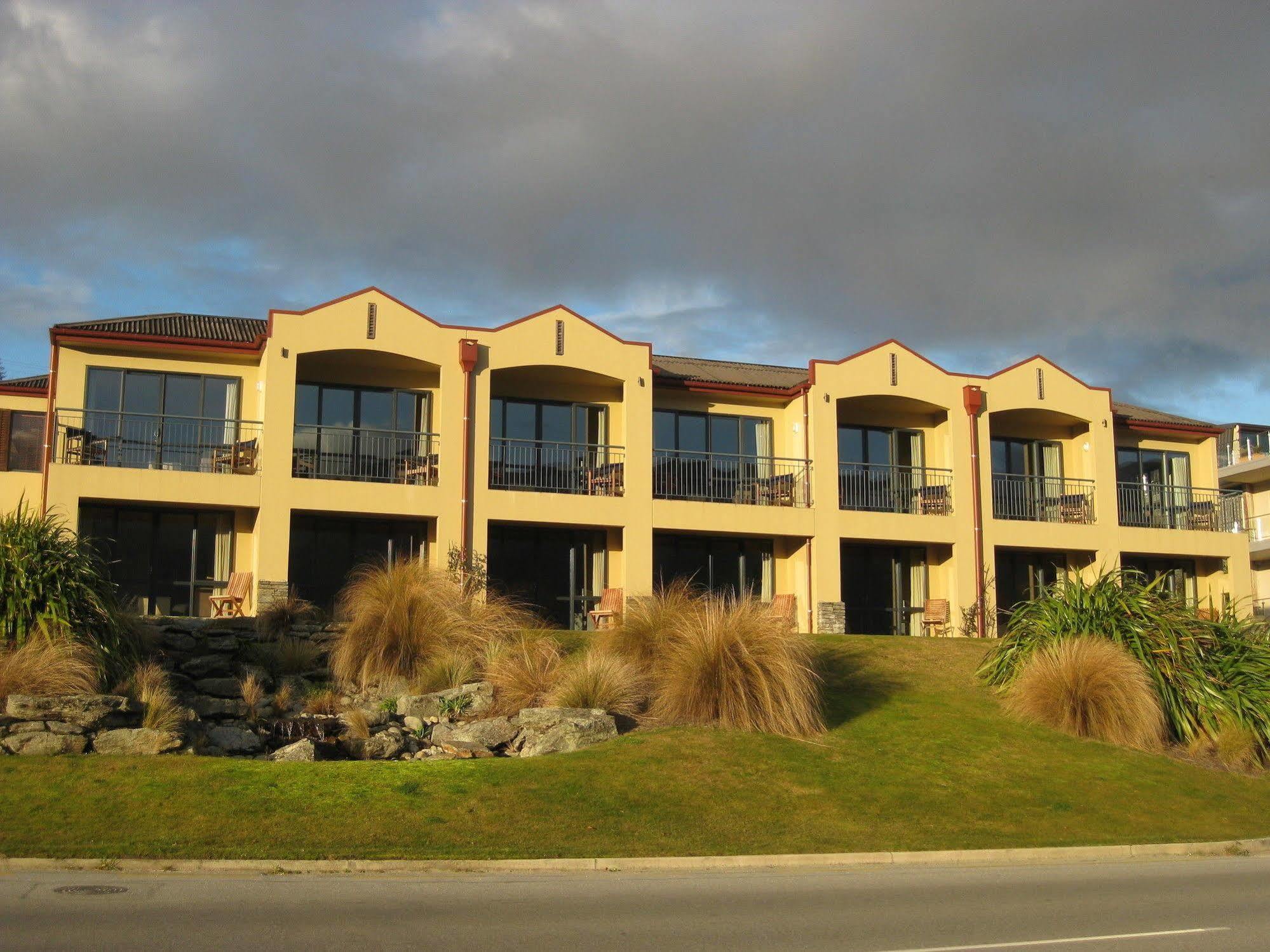 The Moorings Motel And Apartments Wanaka Bagian luar foto