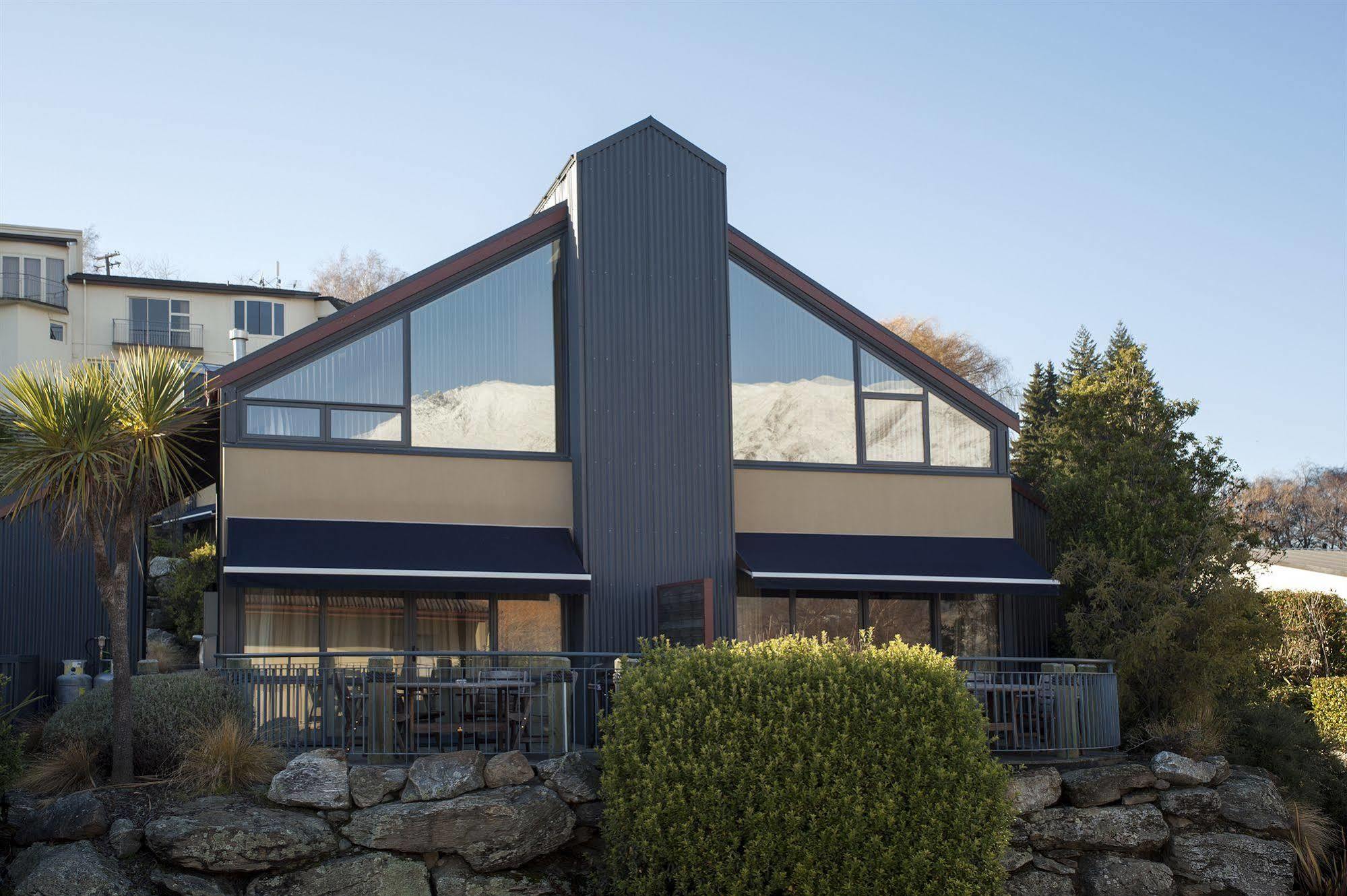 The Moorings Motel And Apartments Wanaka Bagian luar foto