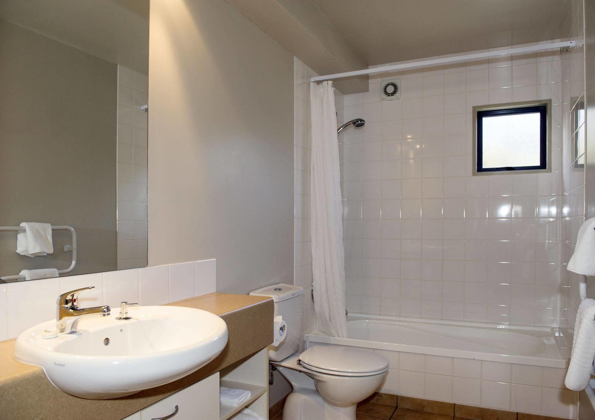 The Moorings Motel And Apartments Wanaka Bagian luar foto