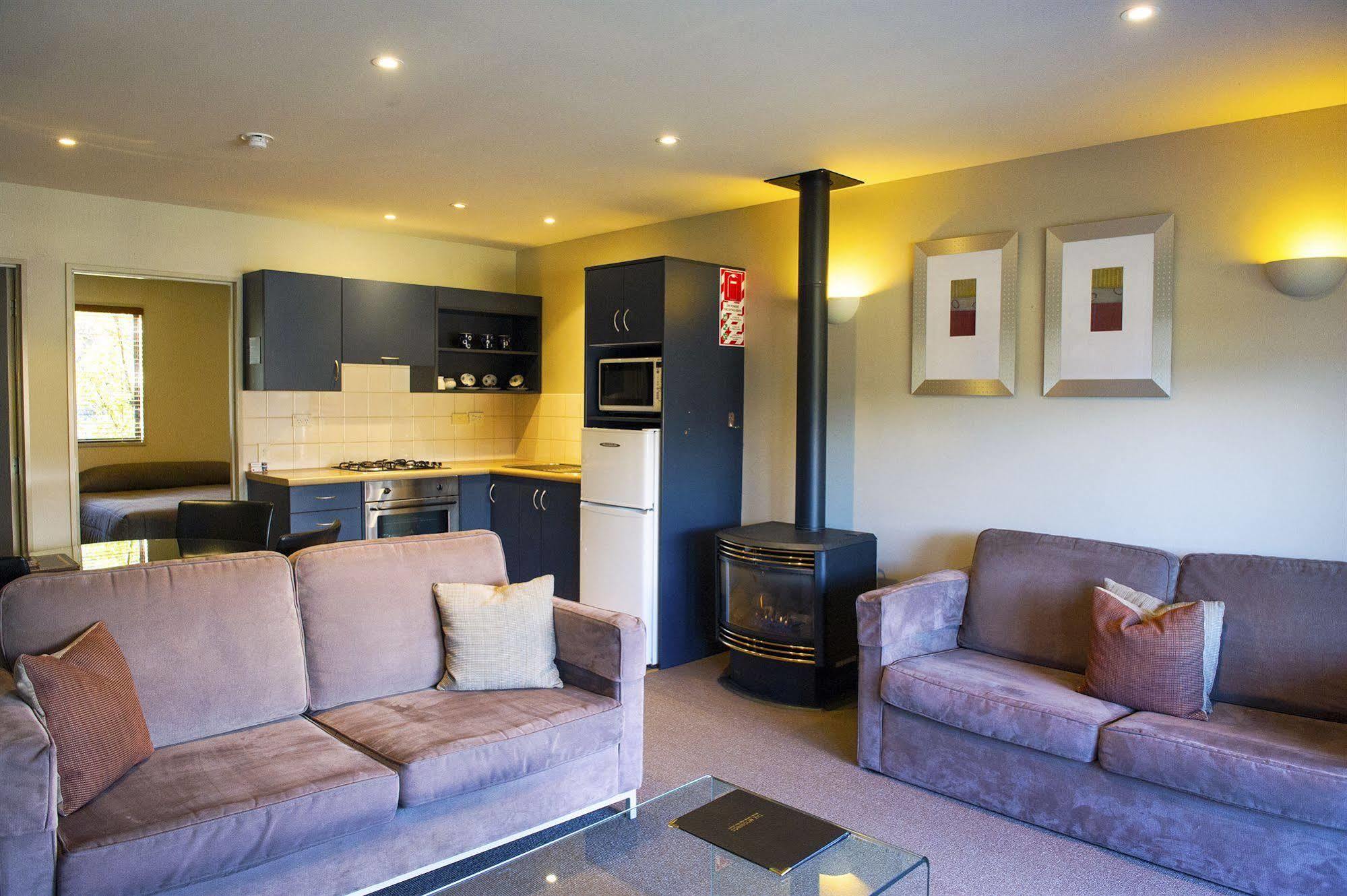 The Moorings Motel And Apartments Wanaka Bagian luar foto